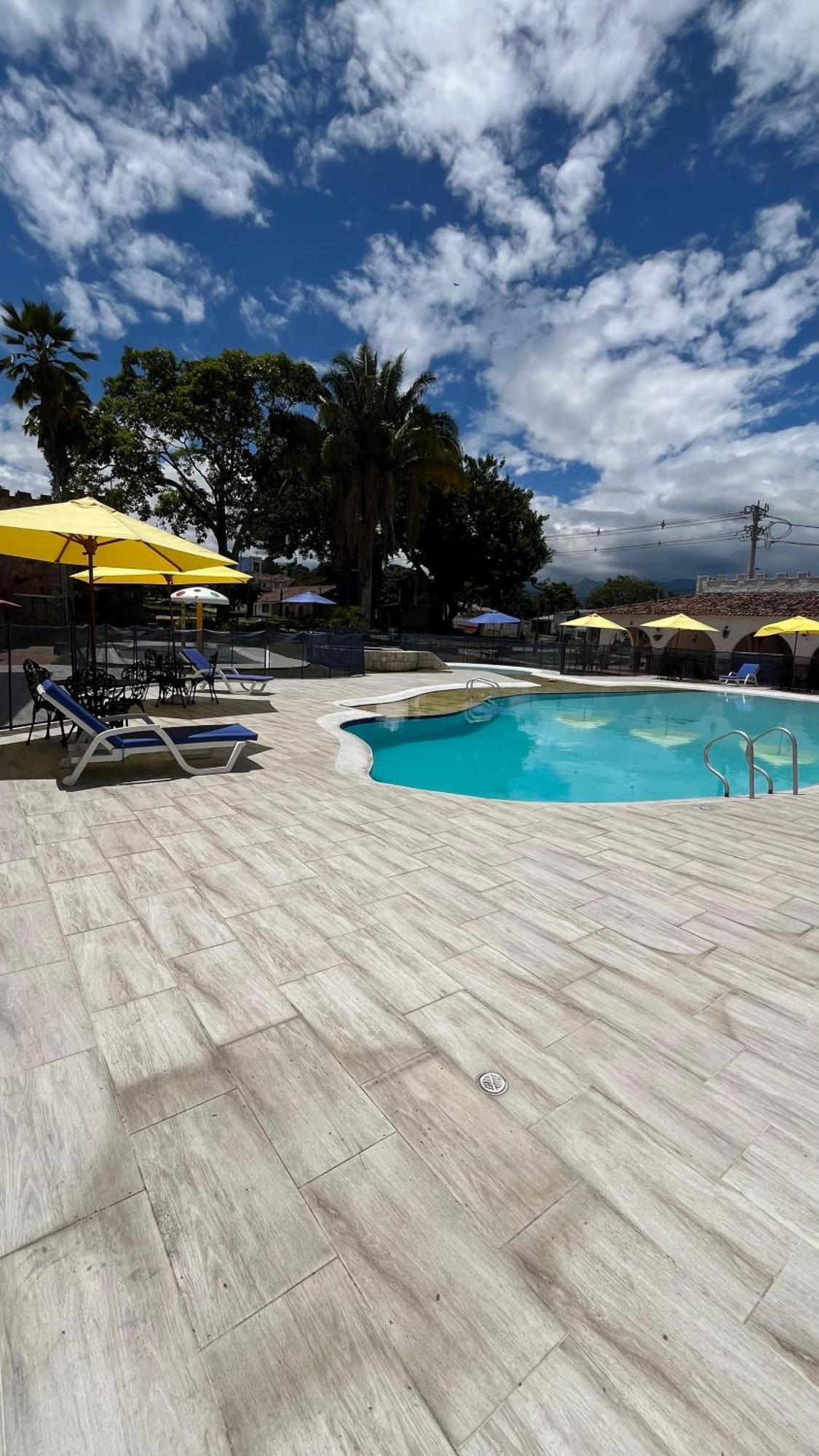 Hotel El Castillo Chinauta Luaran gambar